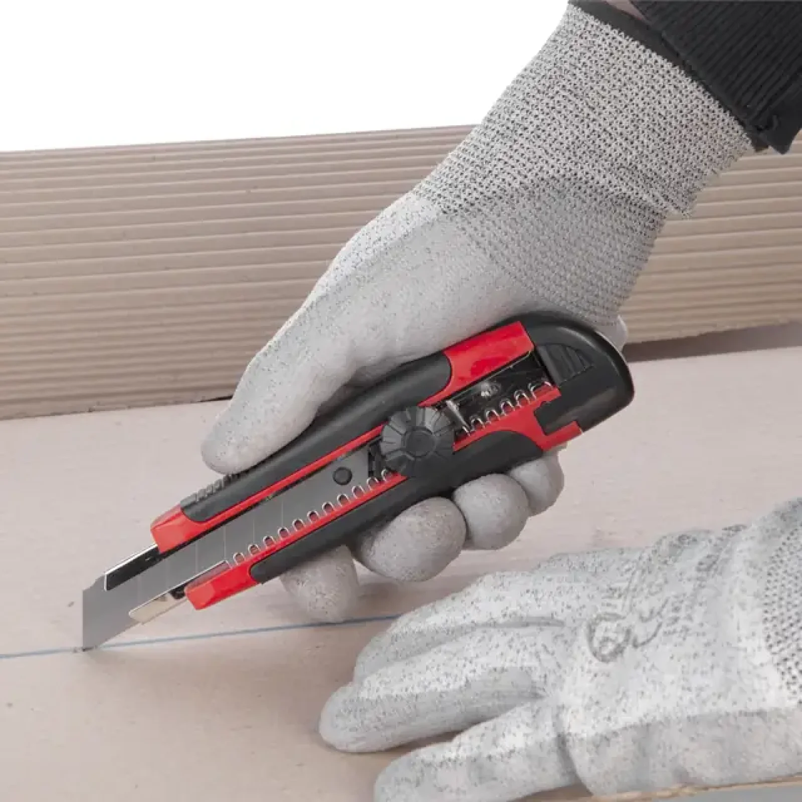 Ніж сегментний, 18 мм, металева напрямна, прогумована ручка INTERTOOL (HT-0503) UA