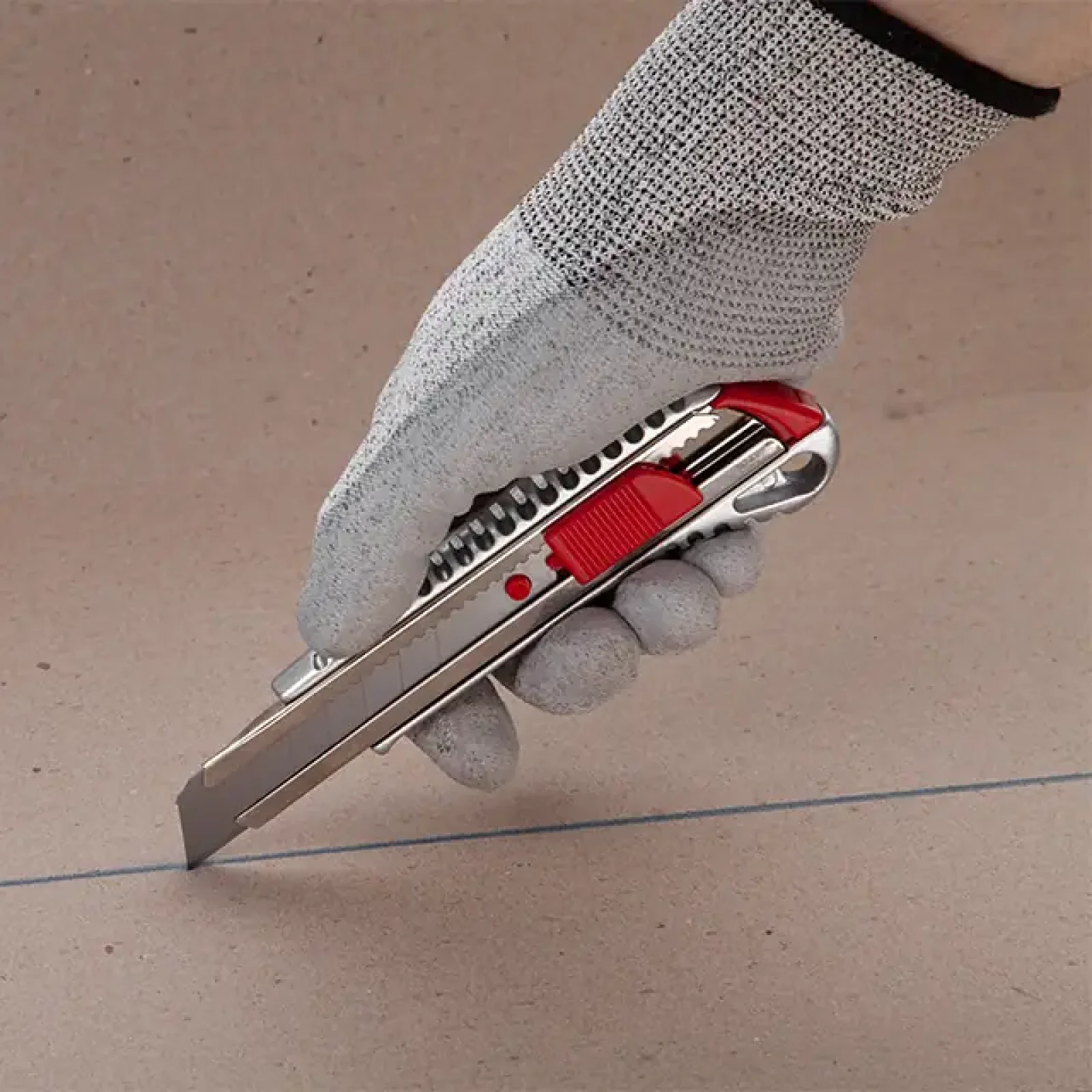 Ніж сегментний, 18 мм, металева напрямна, протиковзний корпус INTERTOOL (HT-0504) UA