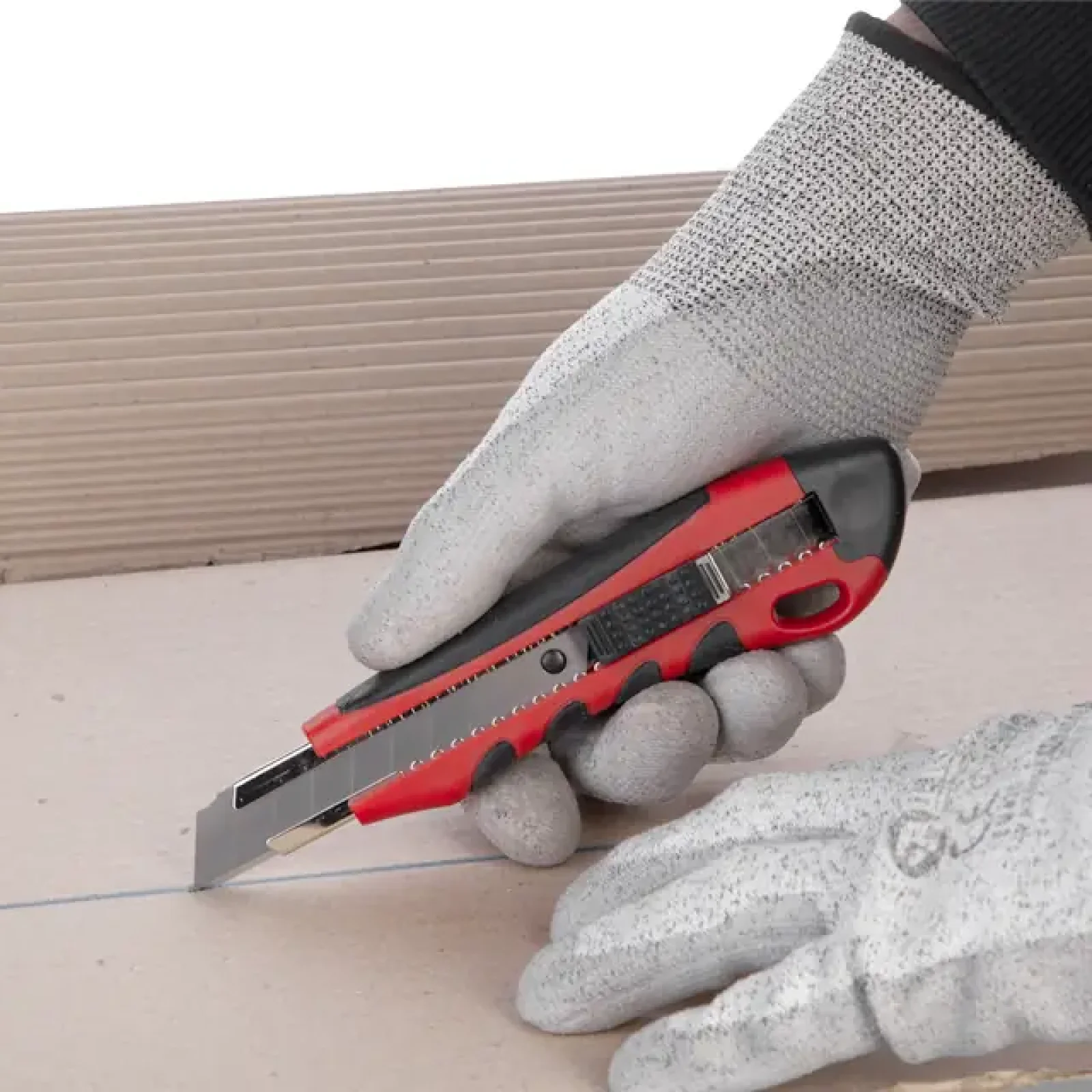 Ніж сегментний, 18 мм, металева напрямна, протиковзний корпус, дробарка INTERTOOL (HT-0506) UA