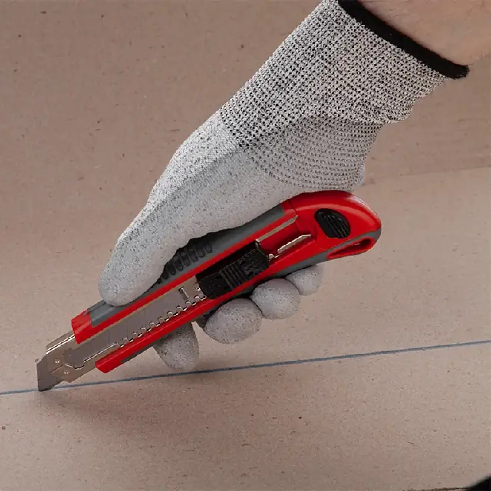 Ніж сегментний, 18 мм з 3-ма лезами, металева напрямна, протиковзний корпус INTERTOOL (HT-0508) UA