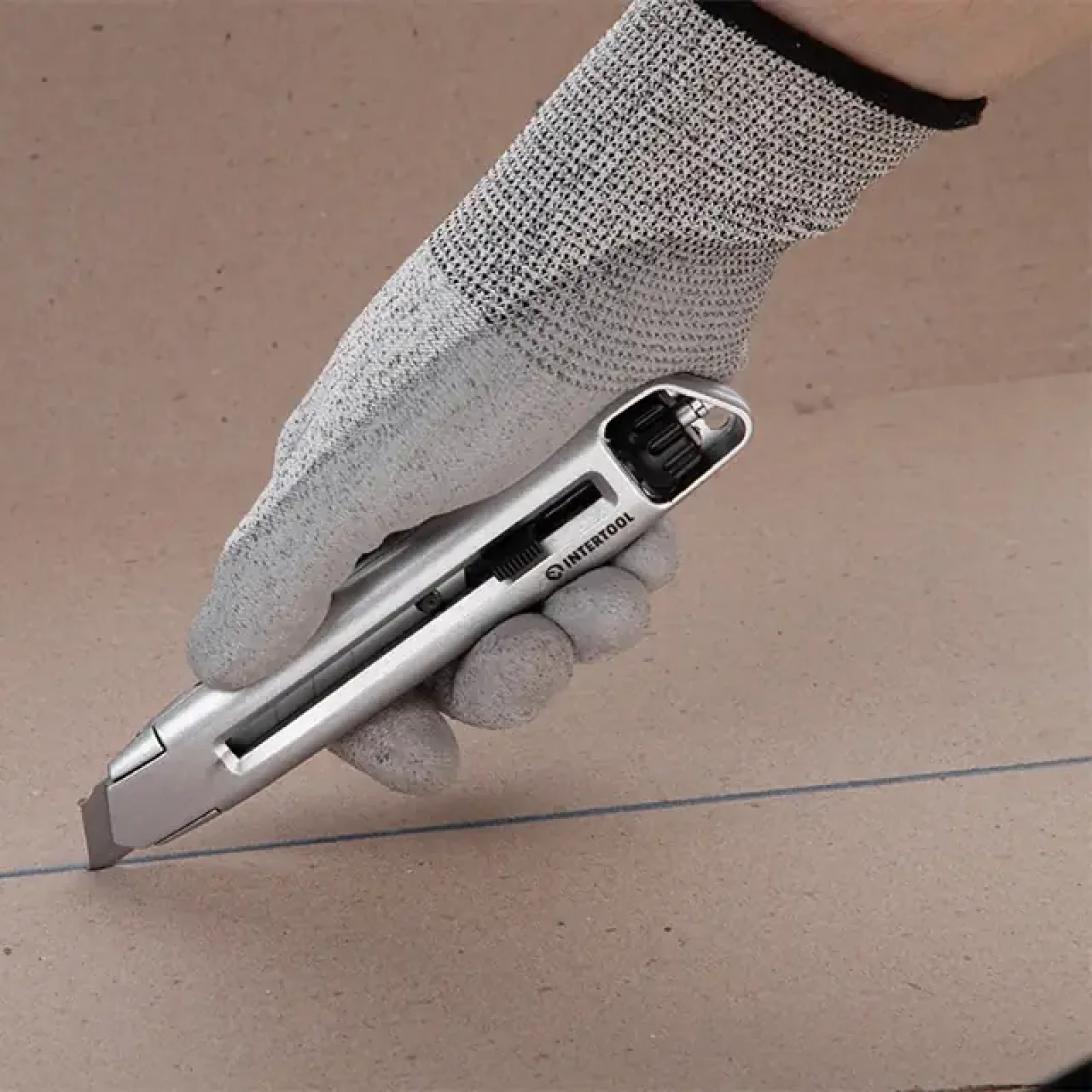 Ніж сегментним 18 мм, металевий, посилений, гвинтова фіксація INTERTOOL (HT-0512) UA