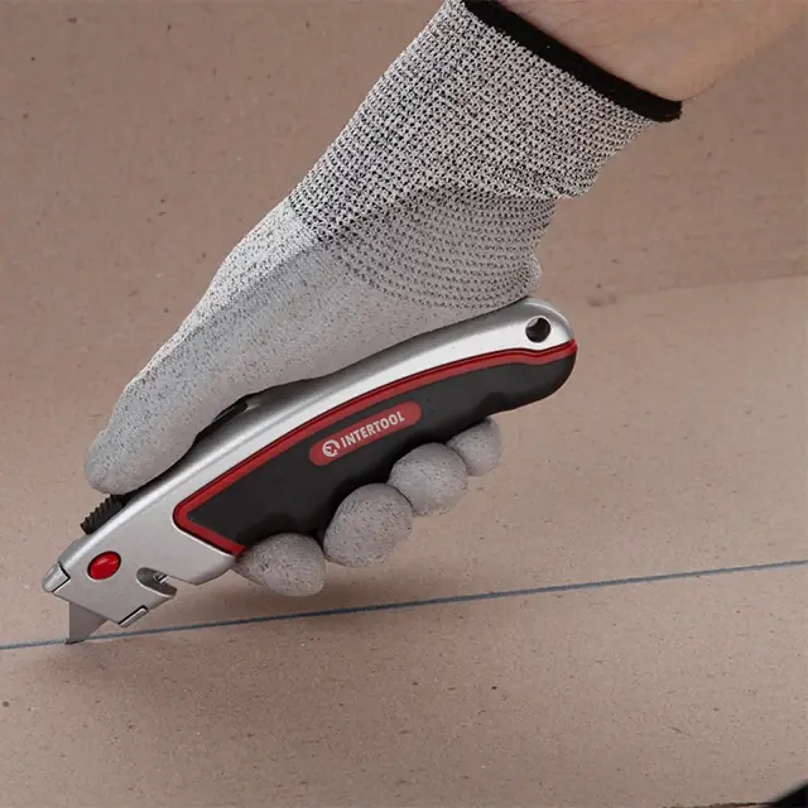 Ніж трапецієподібний, 60×19 мм, з висувним лезом, металевий корпус, прогумована рукоятка INTERTOOL (HT-0516) UA