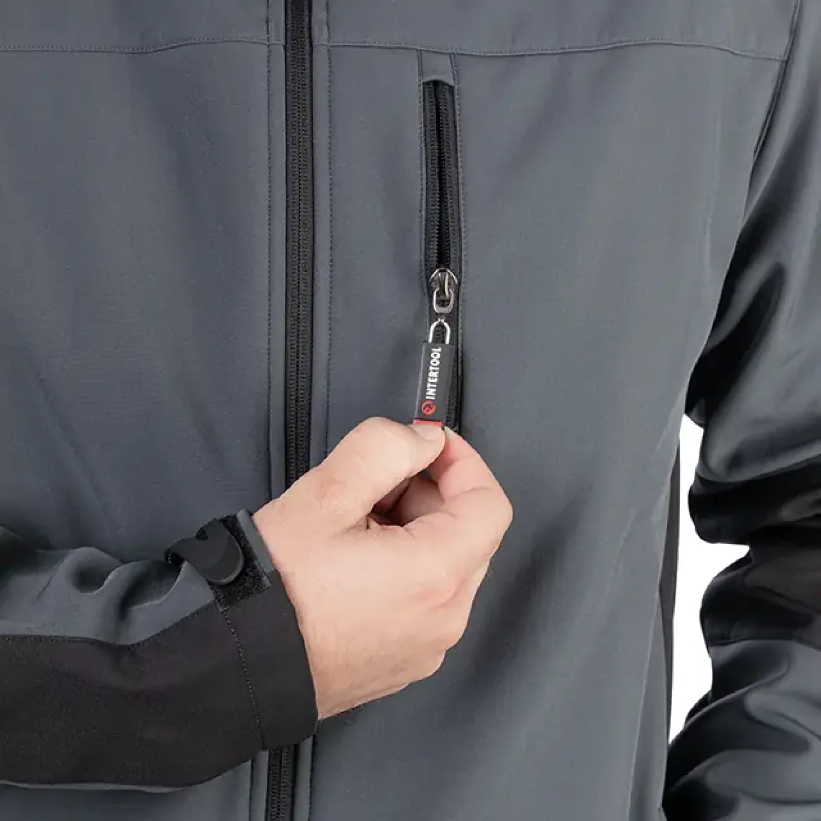 Куртка SOFTSHELL темно-сіро/чорна, тришарова, стрейч 300 GSM 100D, водо-/вітрозахист, 96% поліестер / 4% еластан, 3 кишені, XXL INTERTOOL (SP-3135) UA