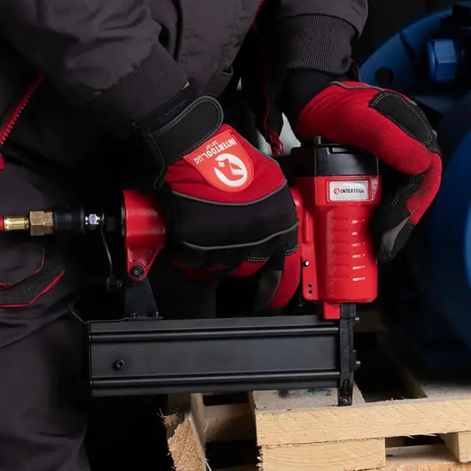 Степлер пневматичний, для цвяхів 15-50 мм INTERTOOL (PT-1603) UA