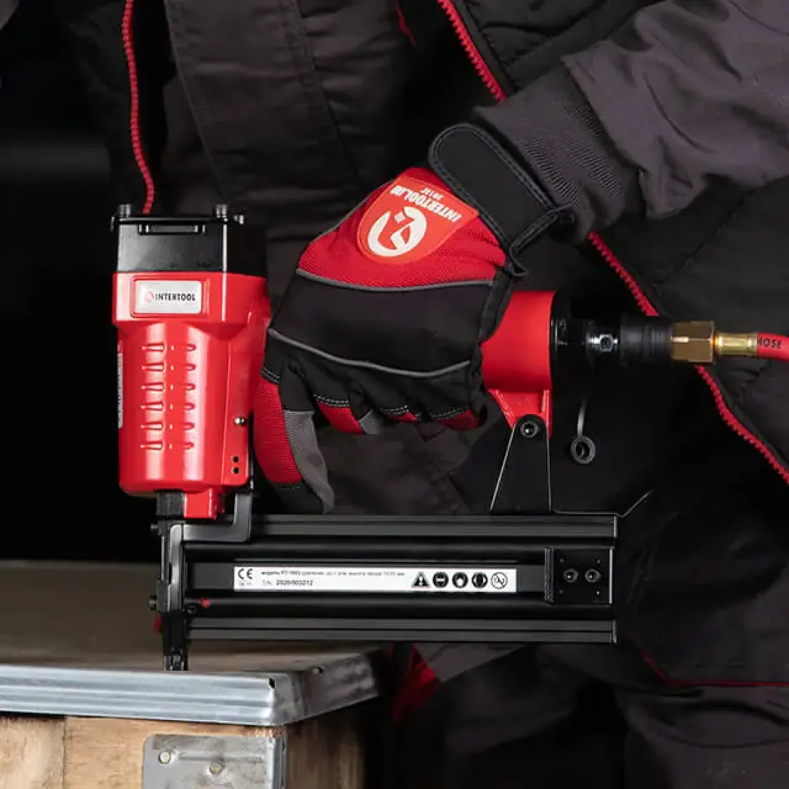 Степлер пневматичний, для цвяхів 15-50 мм INTERTOOL (PT-1603) UA