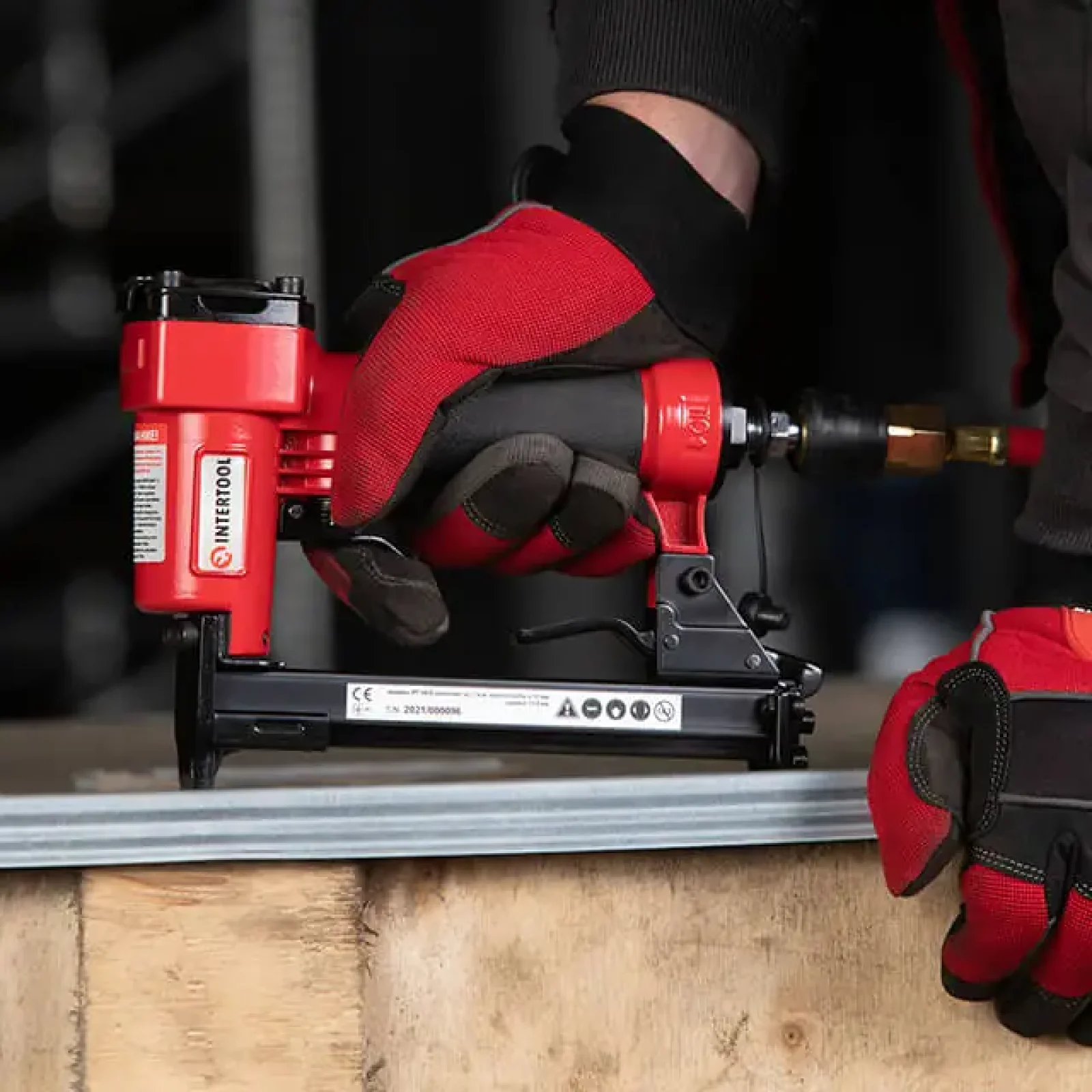 Степлер пневматичний, для скоби 12,80×16 мм INTERTOOL (PT-1610) UA