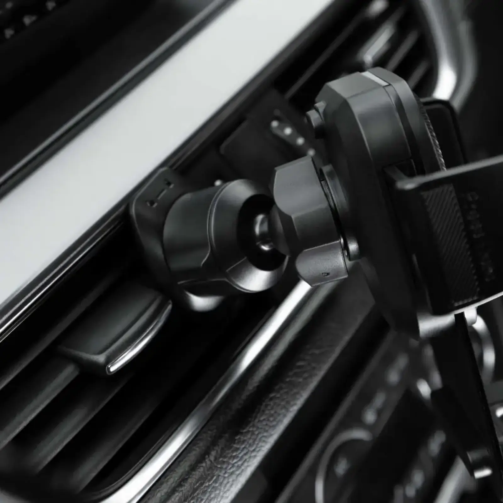 Автодержатель Proove Carbon Clamp Air Outlet Car Mount Black (CHCNA0000001)