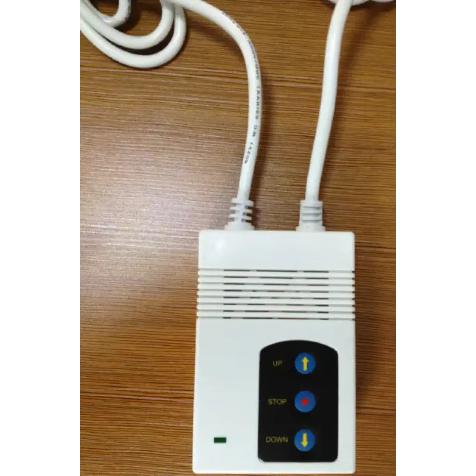 Проекційний моторизований екран ATRIA MRSM-NTSC-100D UA