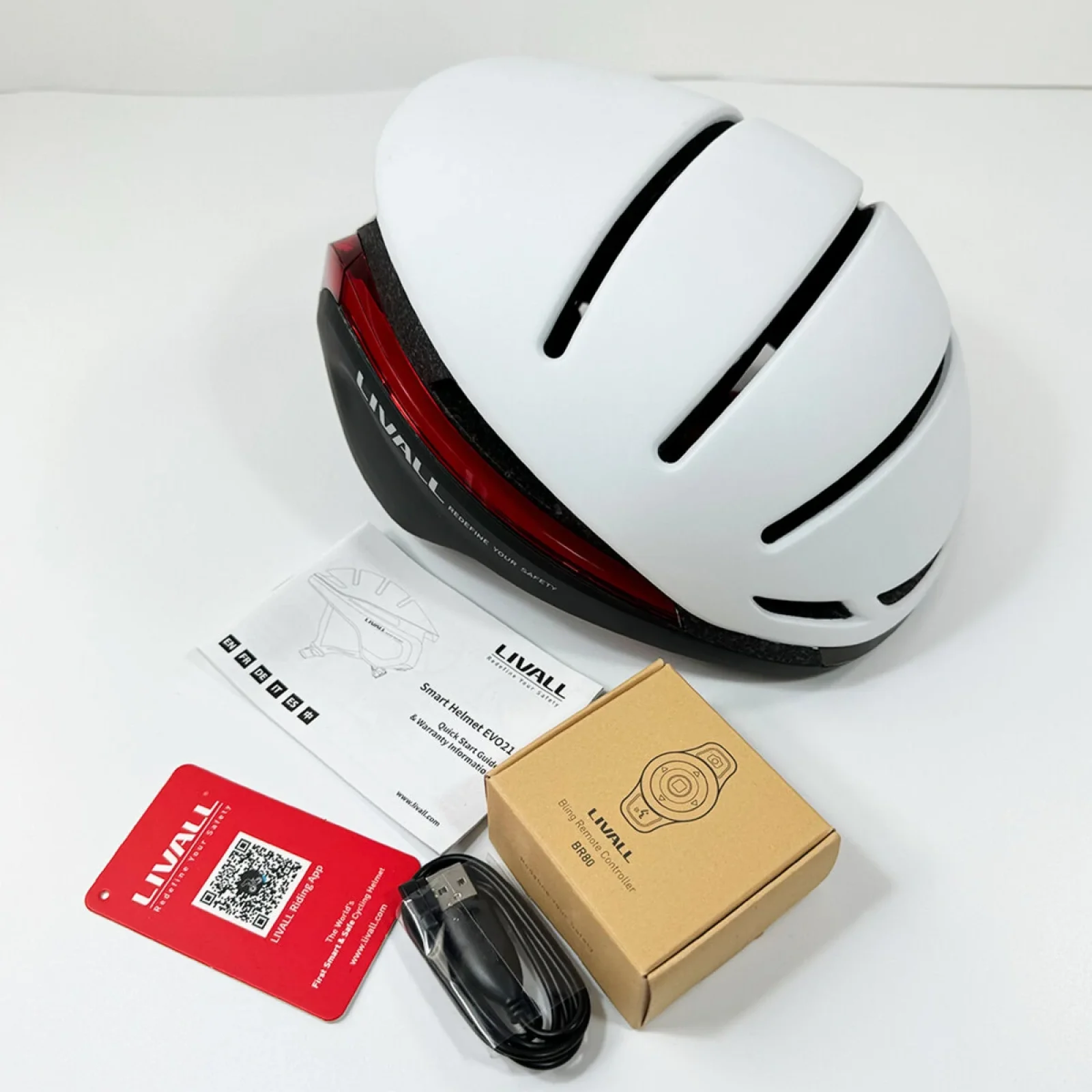 Захисний шолом Livall EVO21 (L) Snow (58-62см), передній та задній ліхтар поворотів та стопів, додаток, Bluetooth, пульт BR80 (LIV-LEVO21-4342)