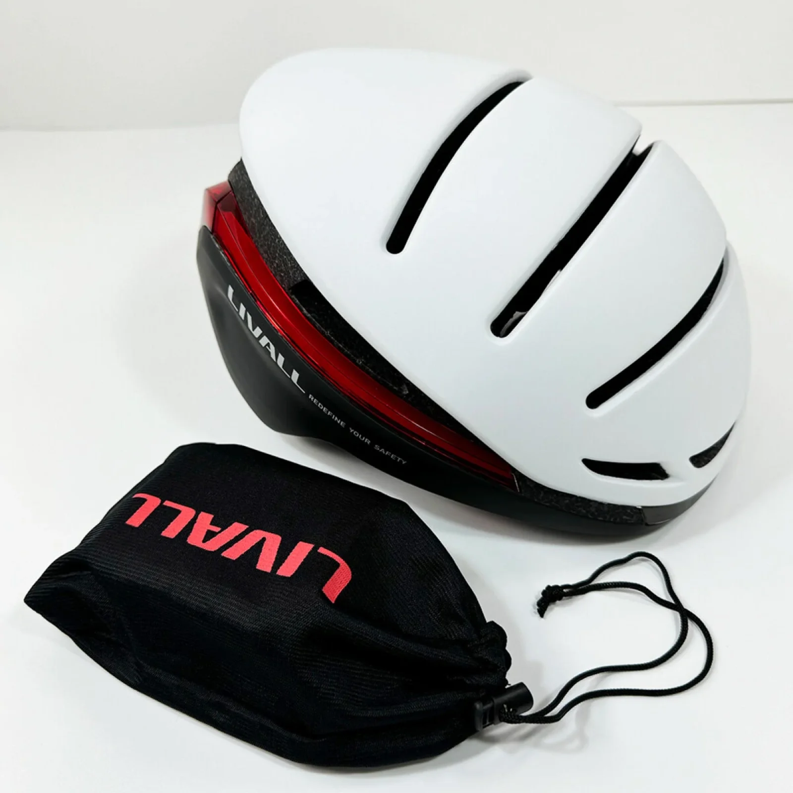 Захисний шолом Livall EVO21 (L) Snow (58-62см), передній та задній ліхтар поворотів та стопів, додаток, Bluetooth, пульт BR80 (LIV-LEVO21-4342)