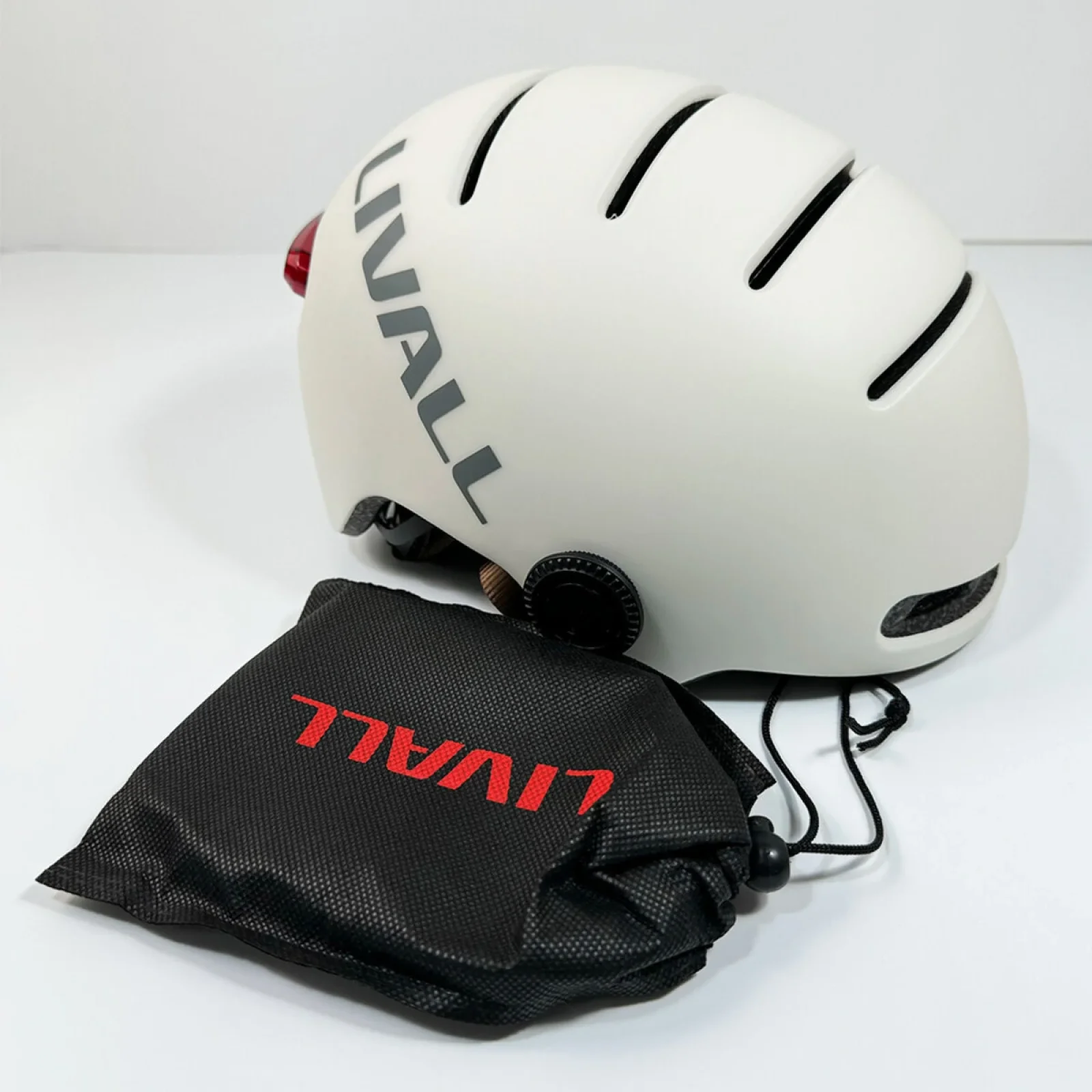 Захисний шолом Livall L23 (M) Ivory White (54-58см), сигнал поворотів та стопів, додаток, зйомний візор (пульт BR80 в комплекті не іде) (LIV-000L23-4210)