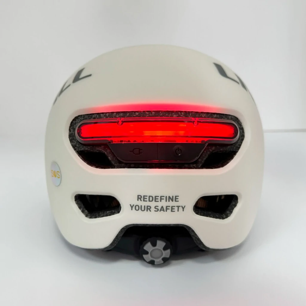 Захисний шолом Livall L23 (L) Ivory White (58-62см), сигнал поворотів та стопів, додаток, зйомний візор (пульт BR80 в комплекті не іде) (LIV-000L23-4310)