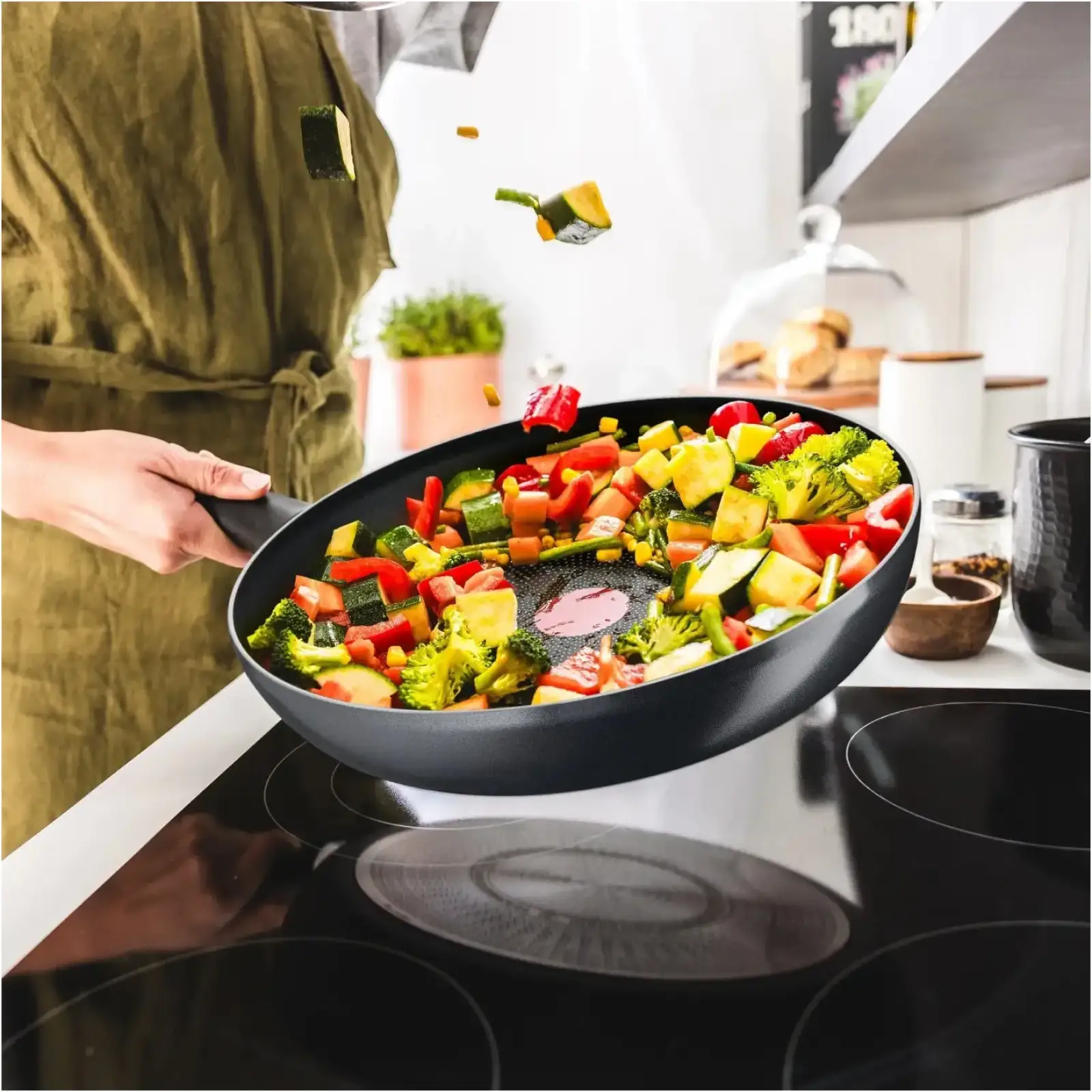 Сковорода Tefal Hard Titanium Essential 28 см (C3880642) UA