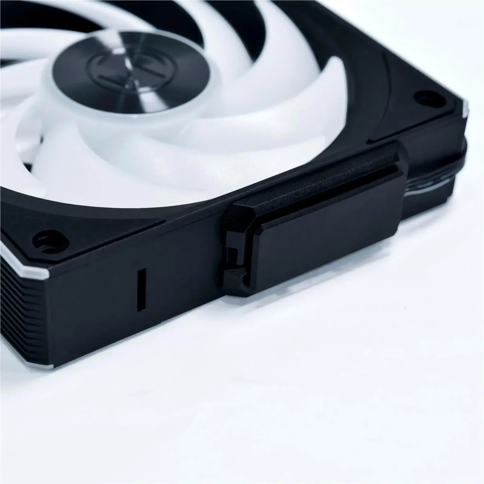 Вентилятор Lian Li Uni Fan CL Wireless 120-3 Reverse Blade Black (G99.12RCL1W3B.00) UA