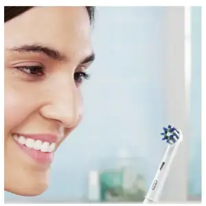 Зубна електрощітка Braun Oral-B Pro1 D305.513.3X CrossAction Black UA