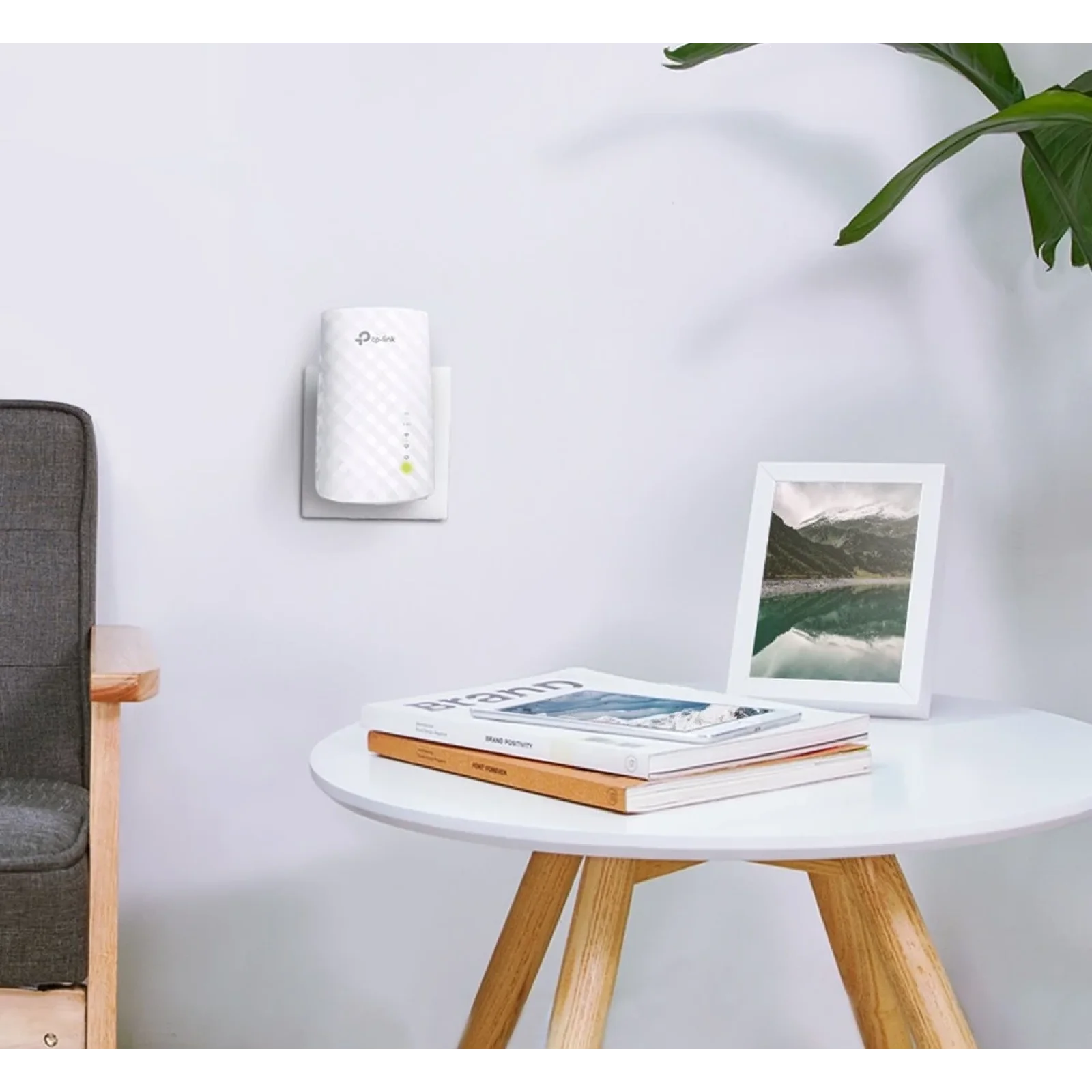 Точка доступа TP-Link RE200 (AC750, 100мВт, внутренние антенны, усилитель беспроводного сигнала, 1 порт RJ-45) UA