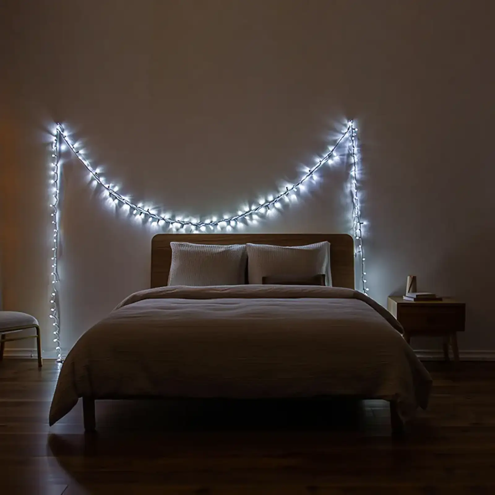 Новогодняя гирлянда комнатная нить 14 м 160 LED комнатная гирлянда черный провод Белый свет W160LED16MBW Garlando UA