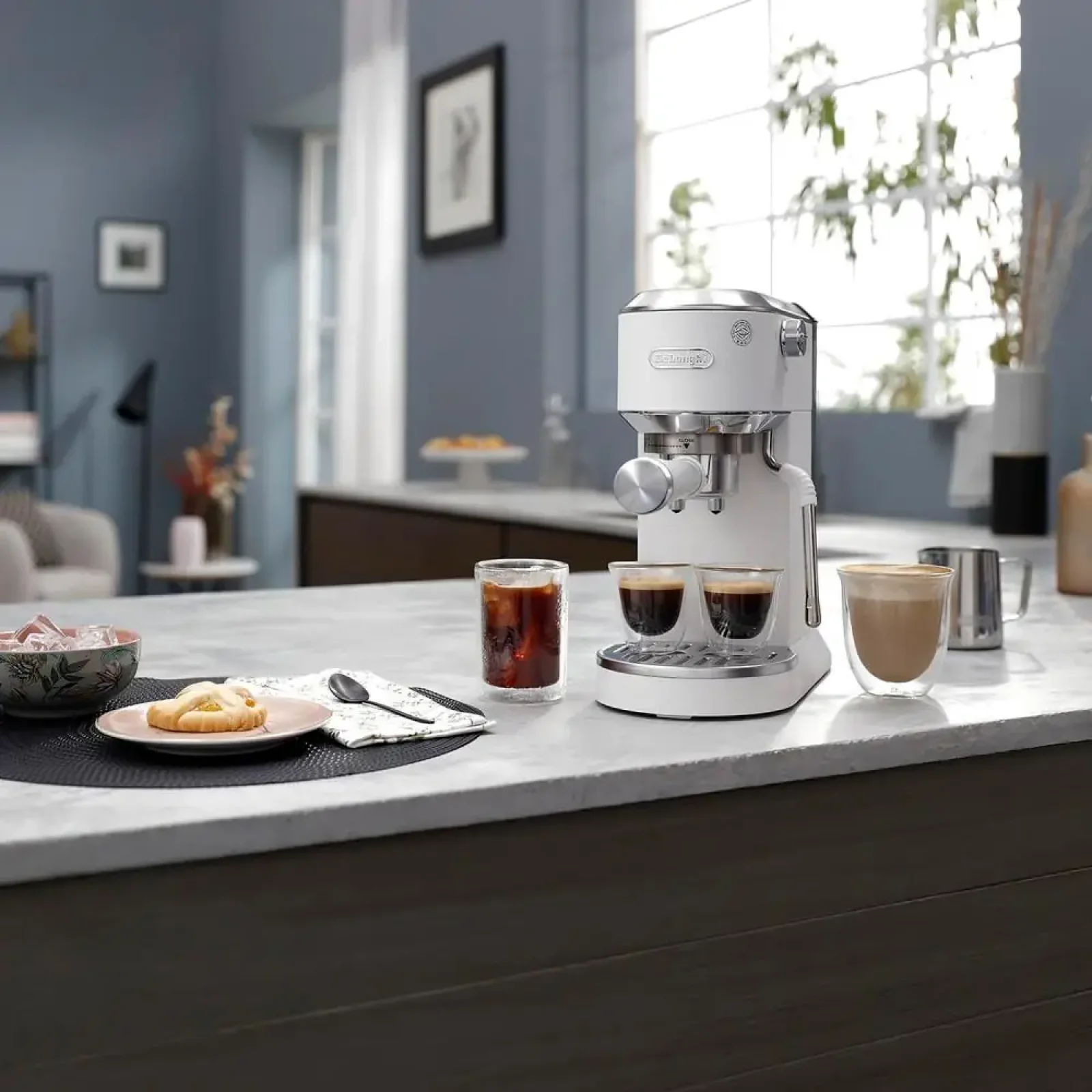 Кавоварка DeLonghi EC 890 WI UA