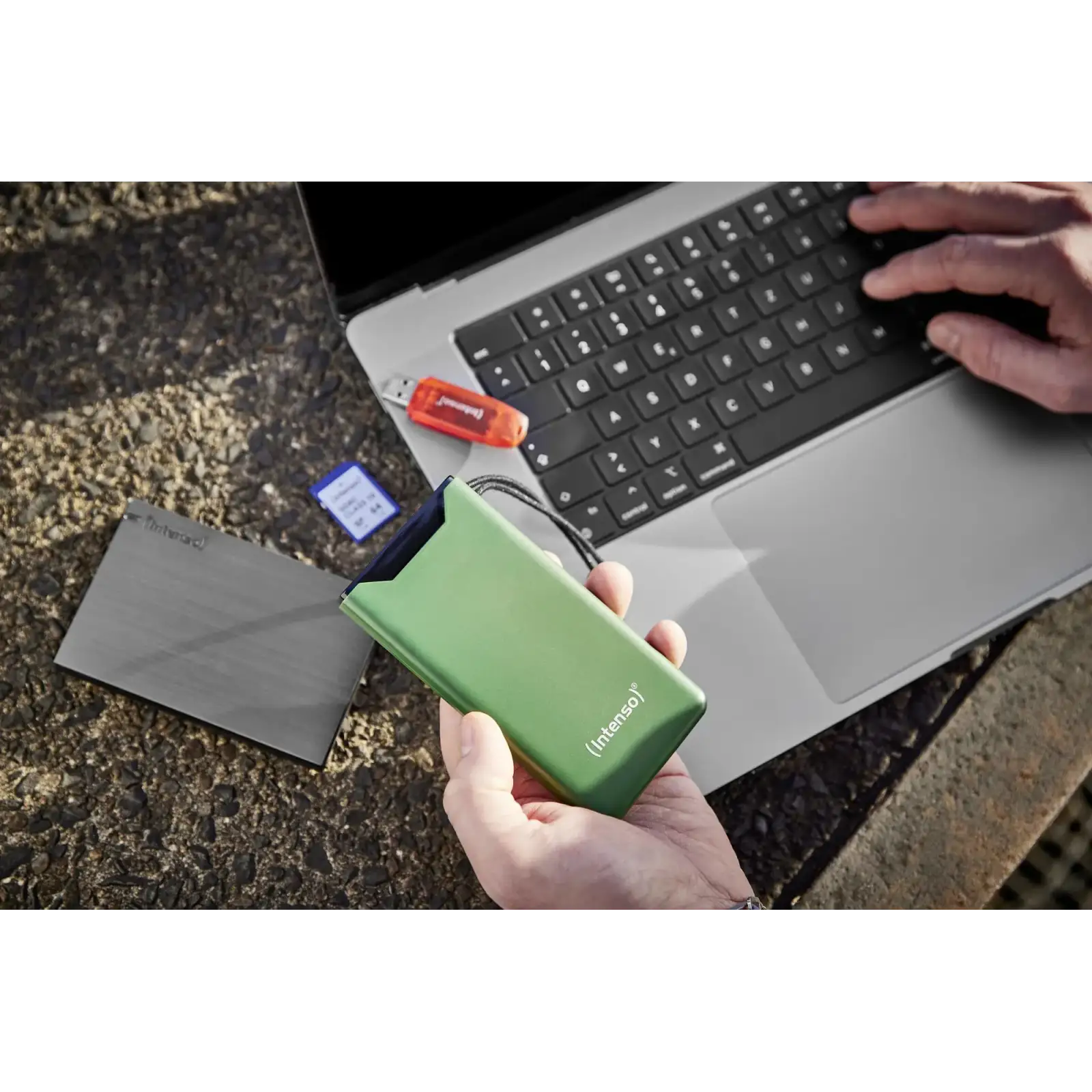 Зовнішній акумулятор USB 10000MAH QC3.0 GREEN F10000 7332037 INTENSO UA